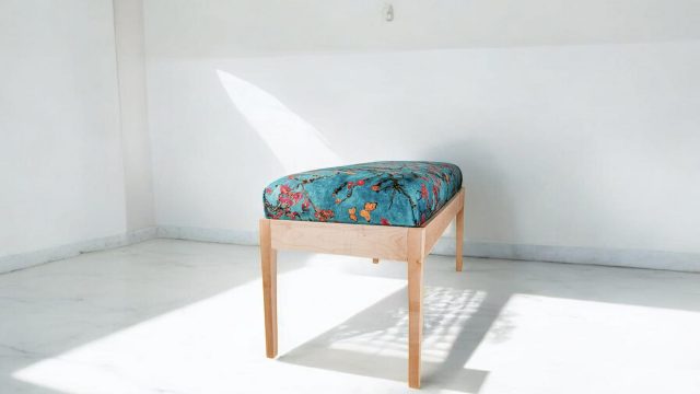Тапицирана клупа за ходник од јавор – Velvet Turquoise 1 Тапицирана клупа за ходник од јавор – Velvet Turquoise 1